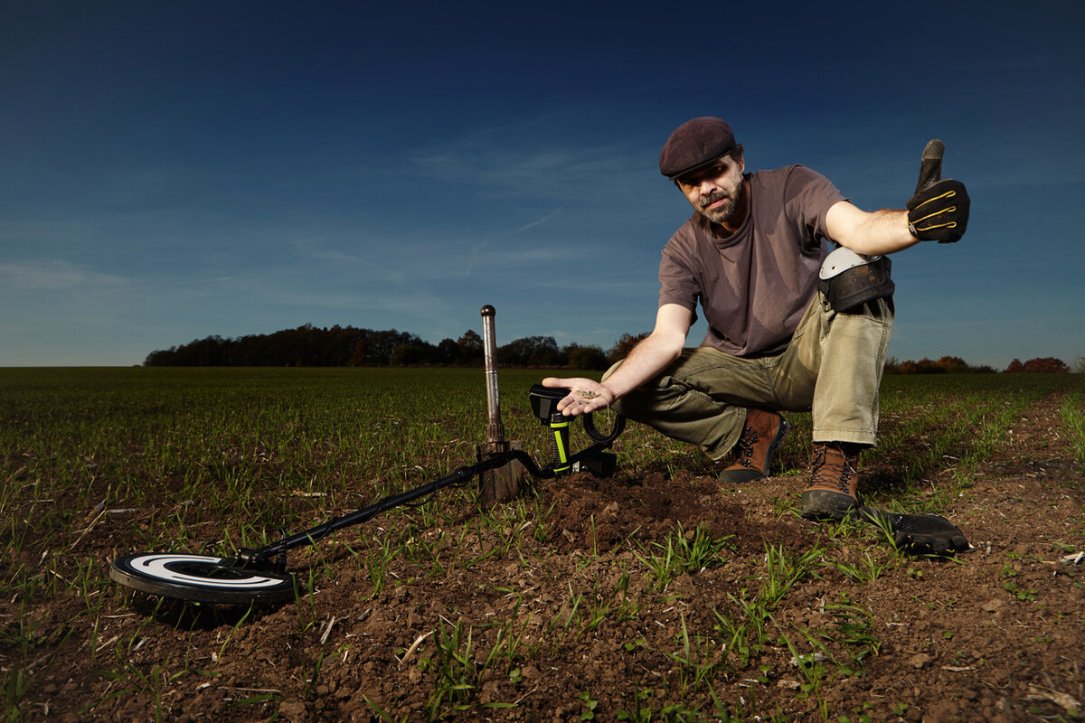 En man hittade en skatt med hjälp av en metalldetektor.