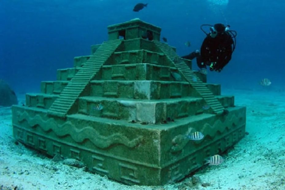 Dykare upptäckte en pyramid under vattnet.