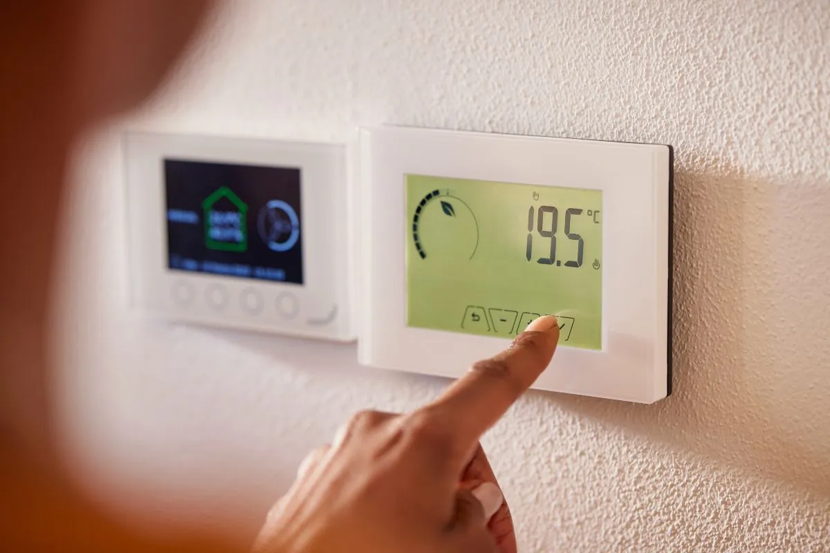 Termostaten är inställd på 19,5 grader för att hålla huset värme.