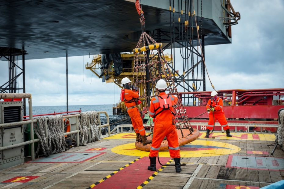 Personer jobb som vid en offshore-oljeterminal.