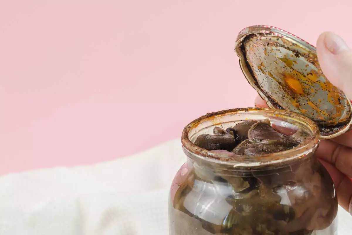 Om burken har svällt bör den kasseras, eftersom det finns risk för allvarlig förgiftning.