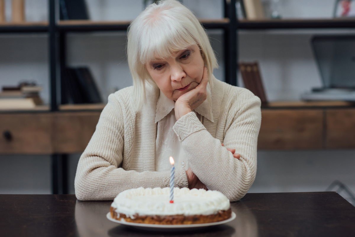 En kvinna firar sin födelsedag ensam.