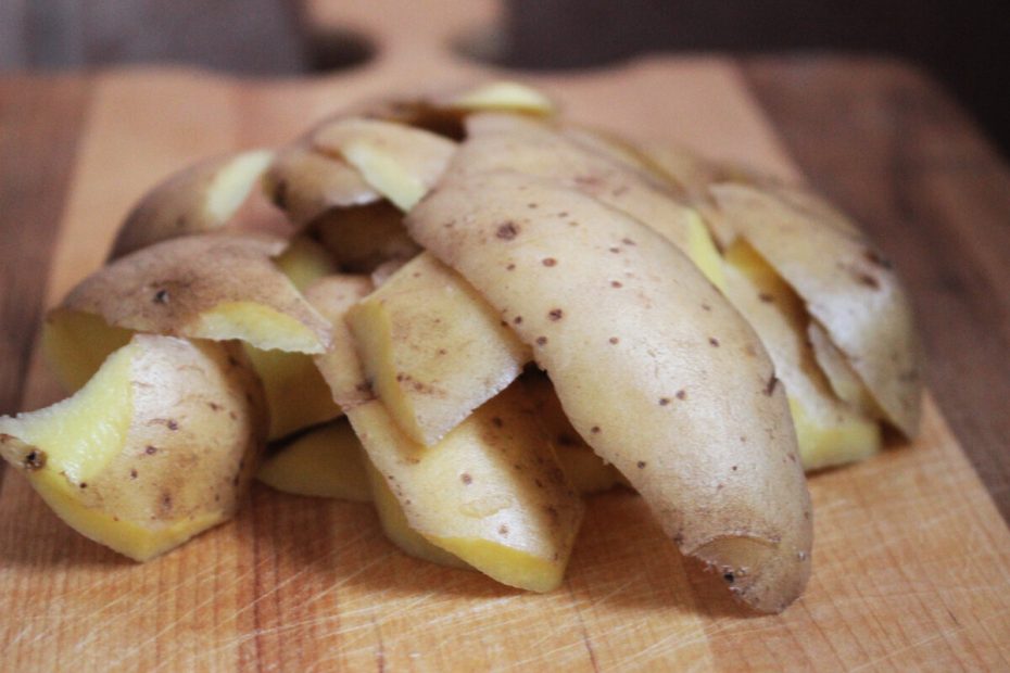 potatisskal på bordet.