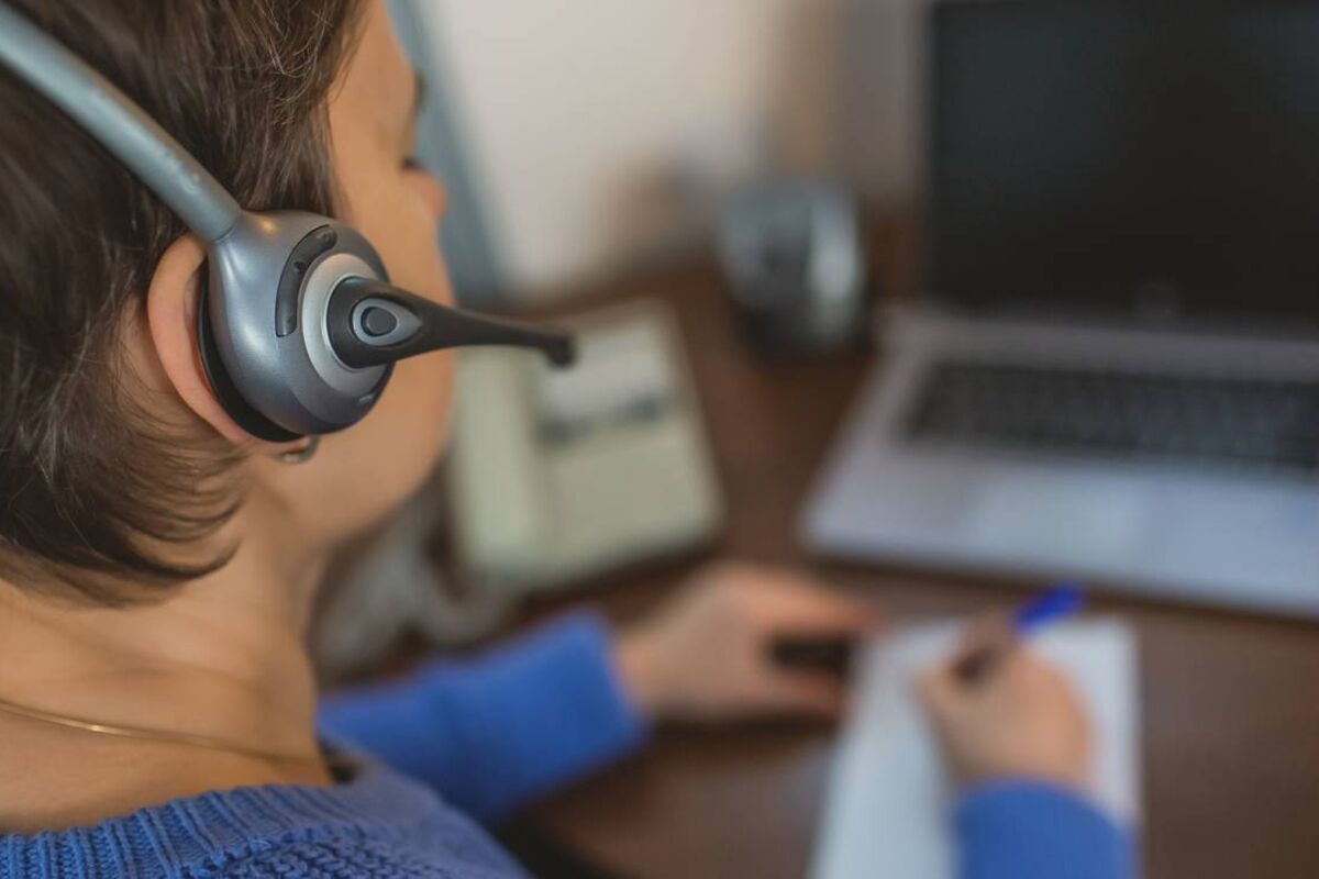 En person ringer teknisk support, rädd för AI-assistans.