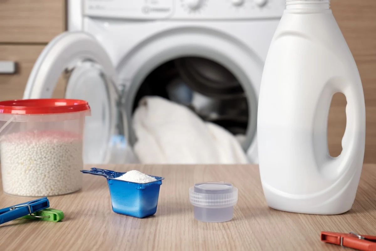 Olika typer av tvättmedel för tvättmaskiner.