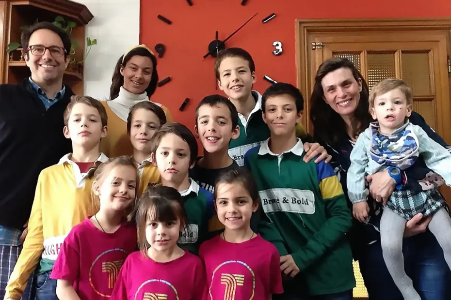 Fadern till 11 barn fostrar och försörjer dem.