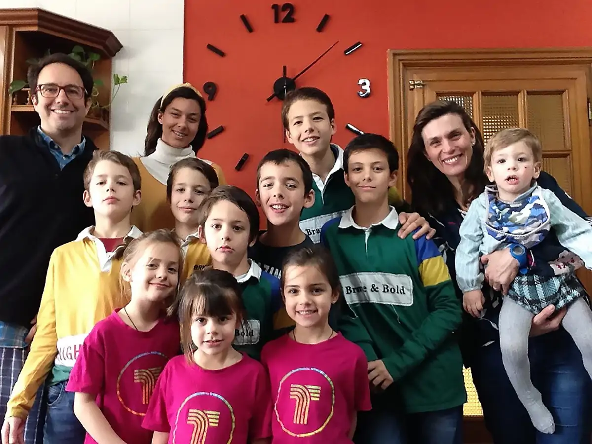 Fadern till 11 barn fostrar och försörjer dem.