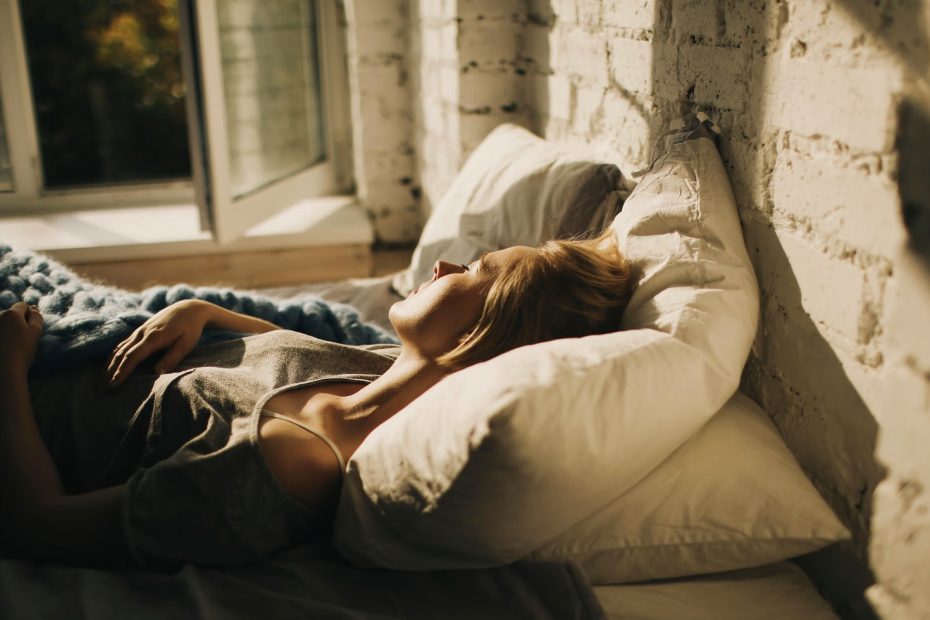 Flickan sova med fönstret öppet.