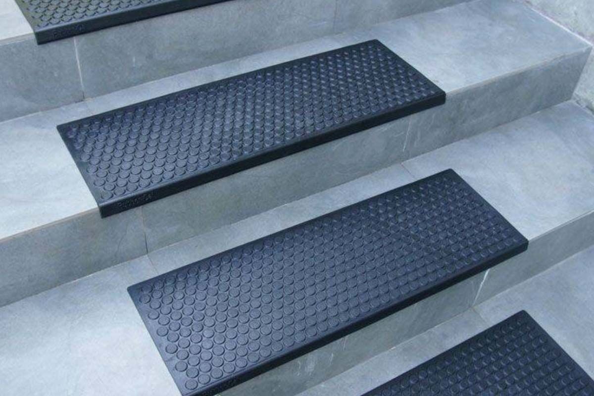 Halkskyddsmattor kan användas.