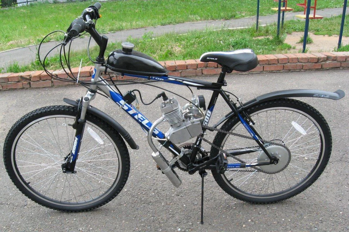 Modifierad cykel med motor.