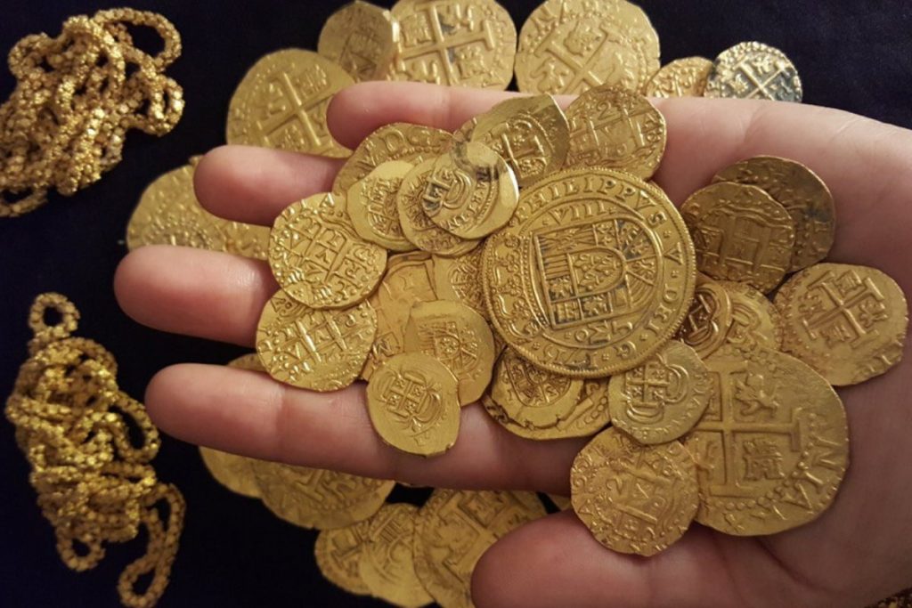 Guldmynt som hittats i en skattkista.