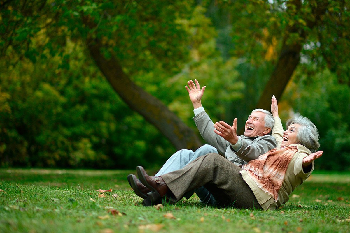Äldre människor har roligt utomhus.