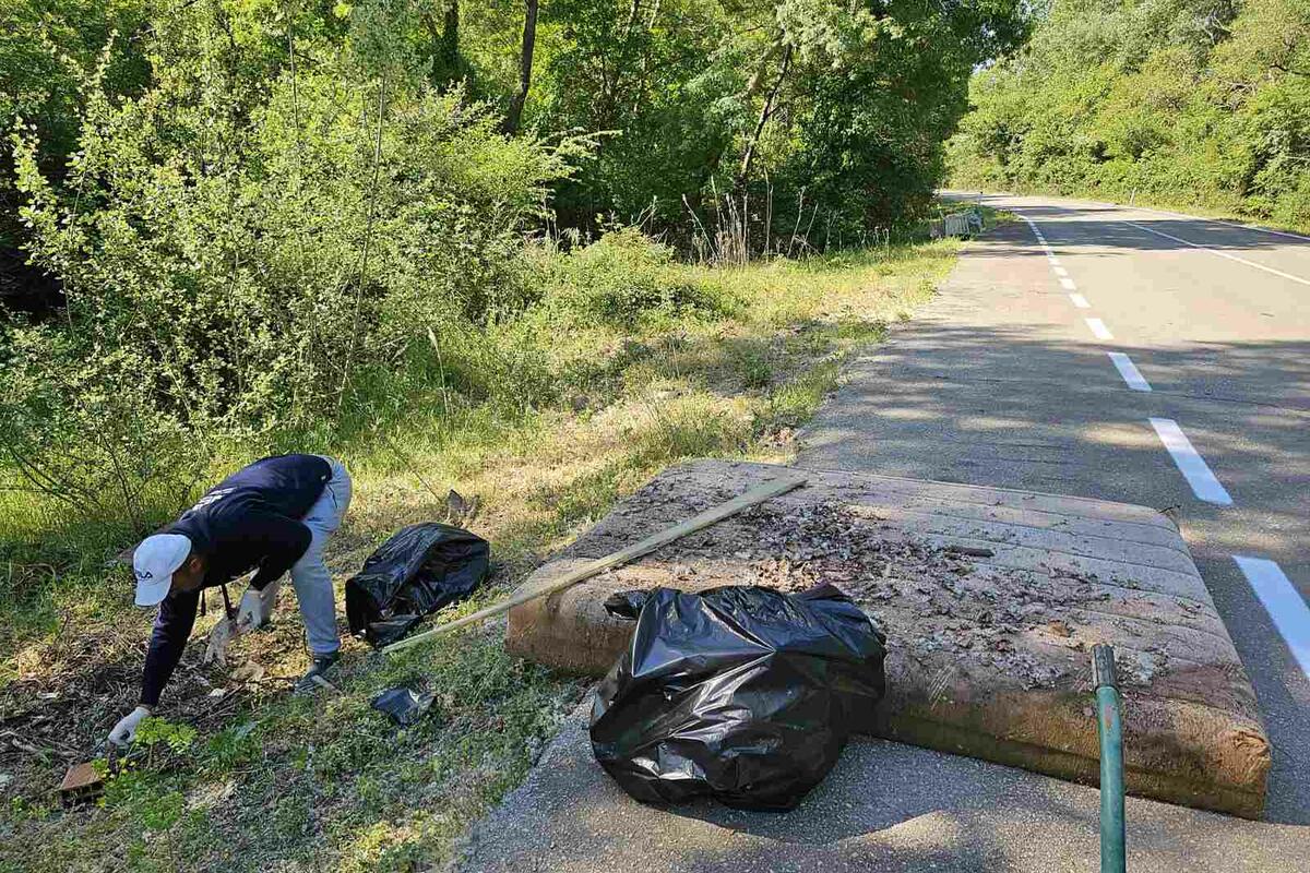 En man samlar skräp för att hålla staden ren.