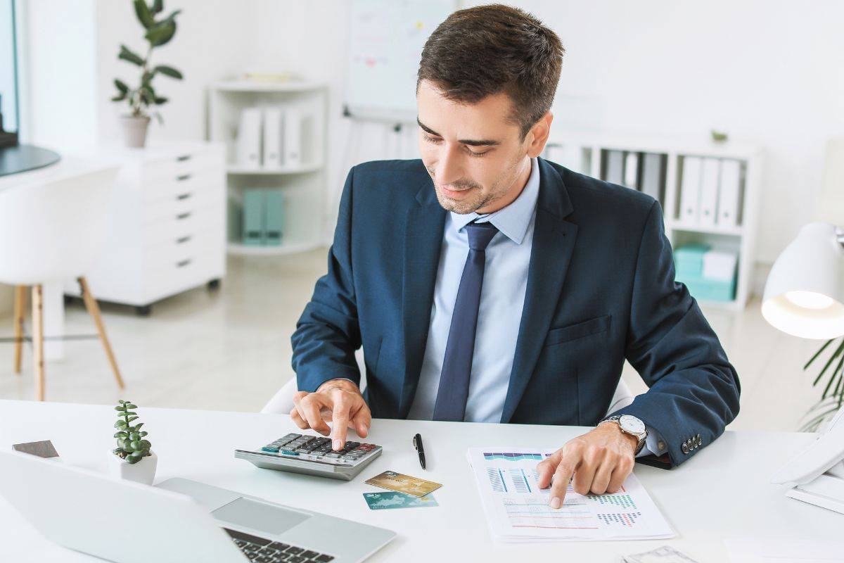 Företaget är missnöjt med att den anställde fått så mycket pengar.