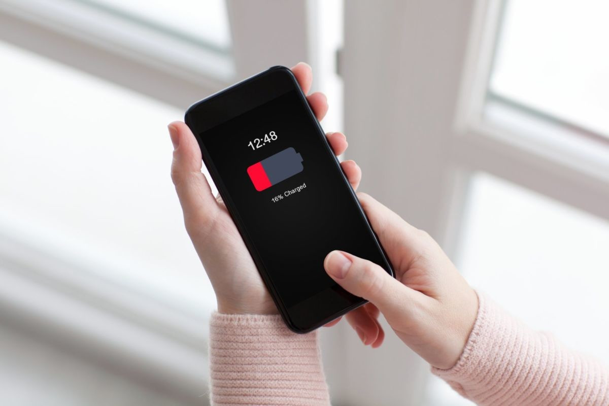 För att kalibrera måste du ladda ur batteriet i din smartphone helt.