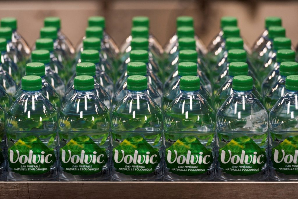 Volvic är ett välrenommerat företag som producerar detta vatten.