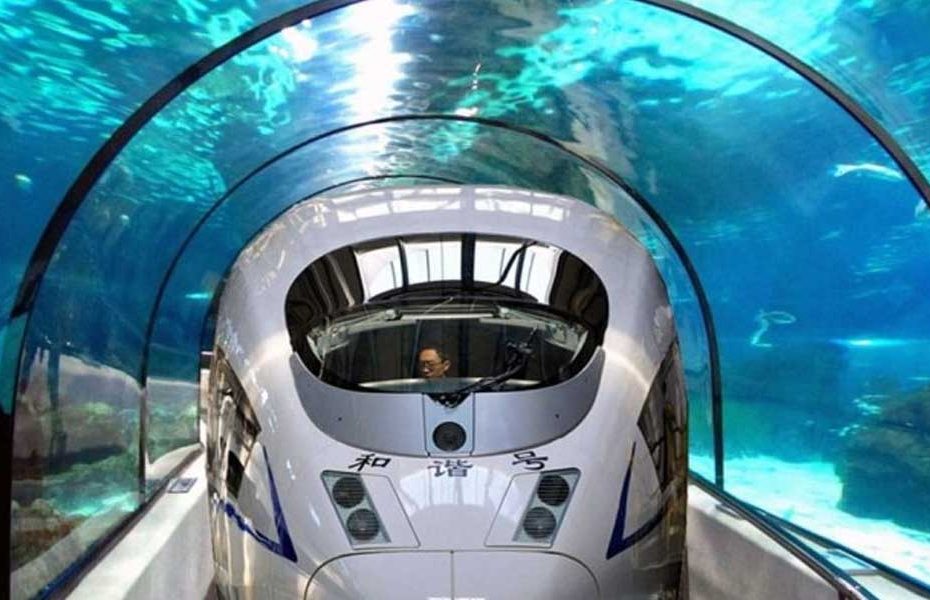 Ett tåg som färdas genom en tunnel under havet.