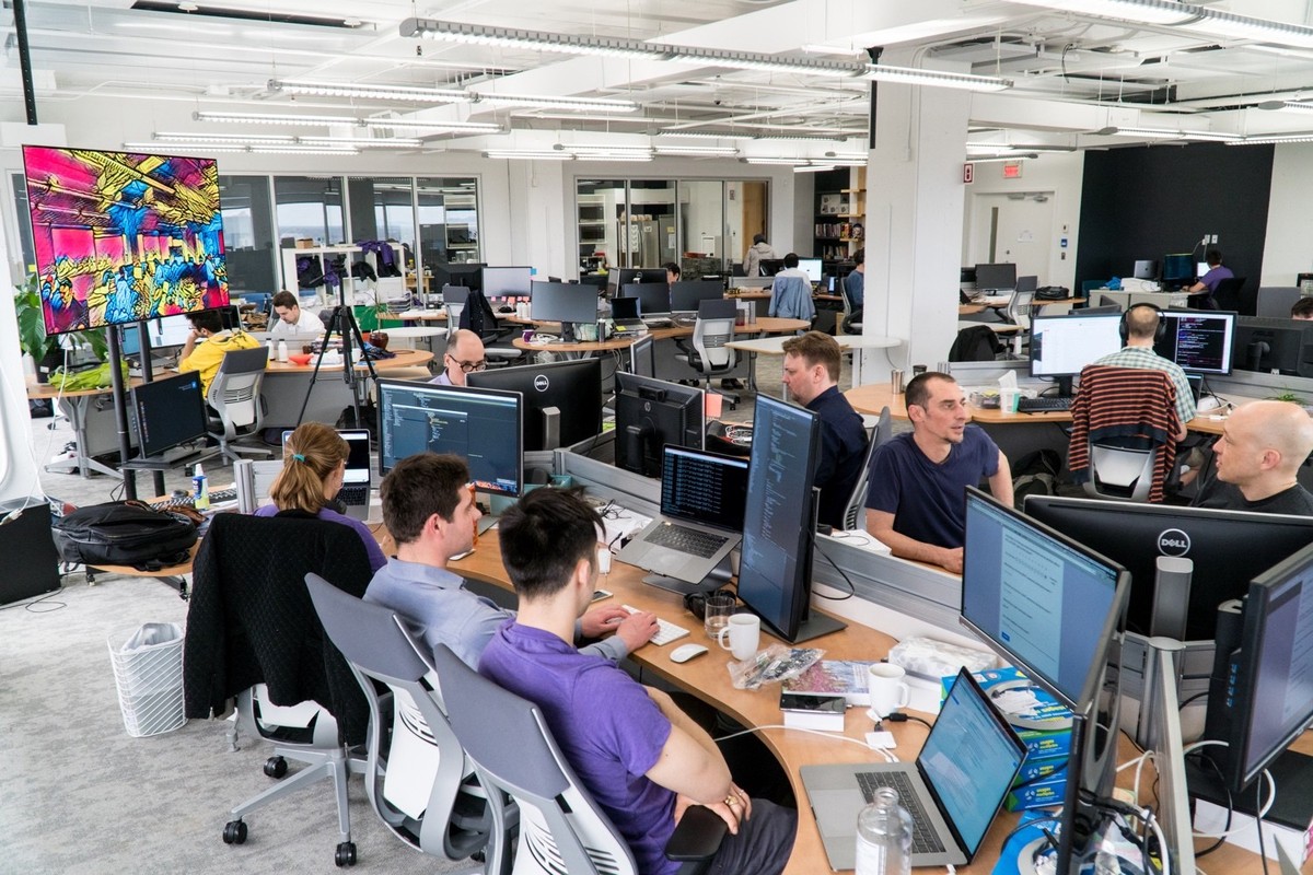 En man när han arbetade på ett IT-företag.