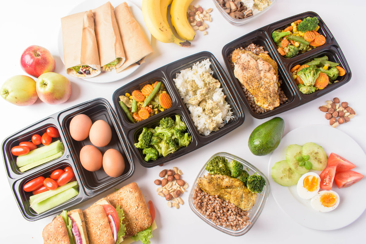 Det finns mycket färdiglagad mat på bordet.