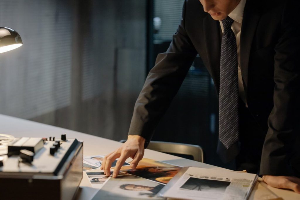 Utredaren samlar in information om personen.