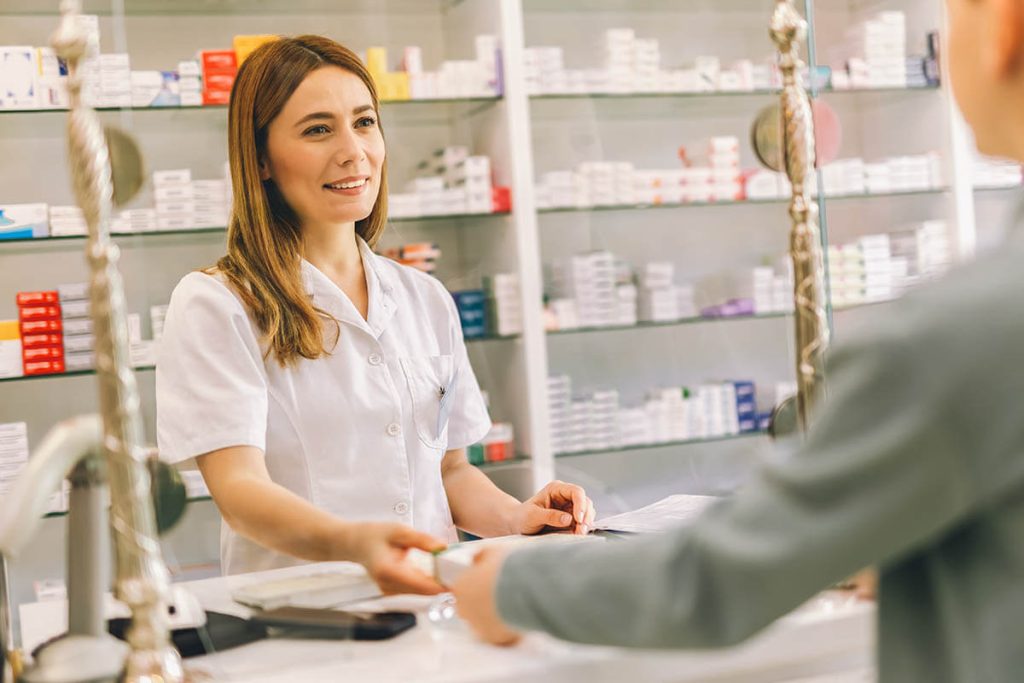 En apotekare som arbetar på ett apotek.