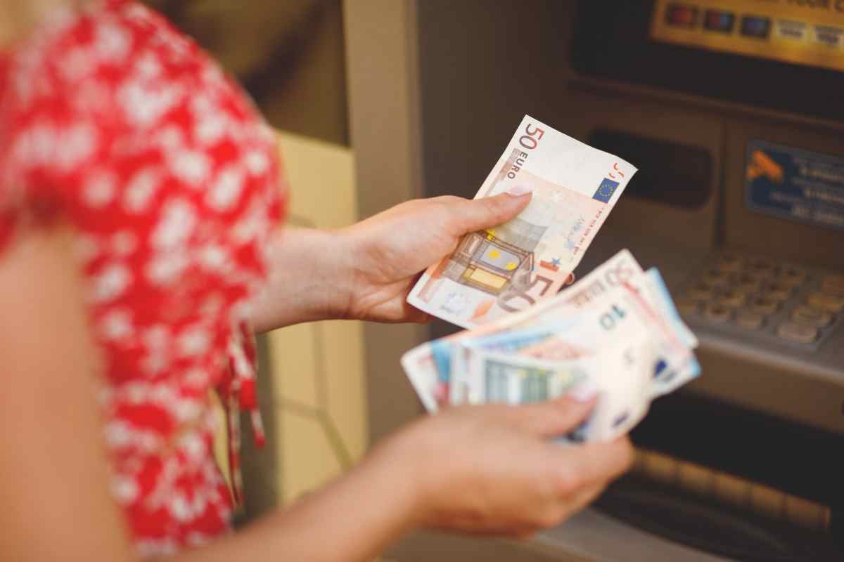 Det är inte tillrådligt att räkna sina pengar vid en bankomat, eftersom det finns risk att de kan bli stulna.