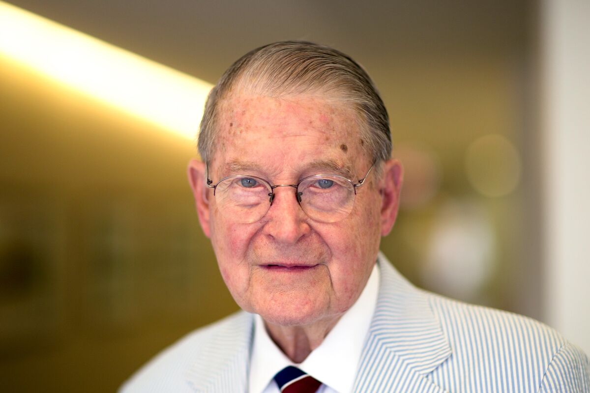 William Webster, före detta chef för CIA, som enligt rykten ska kunna dechiffrera Kryptos.