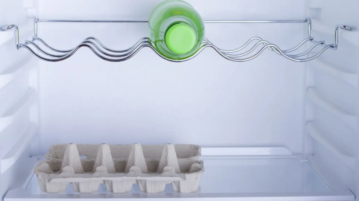 äggkartong i kylskåpet.