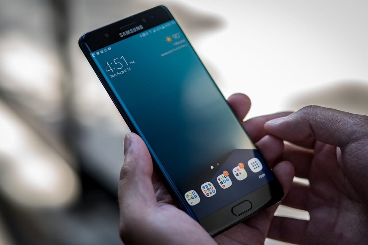 En person använder en Samsung-smartphone.