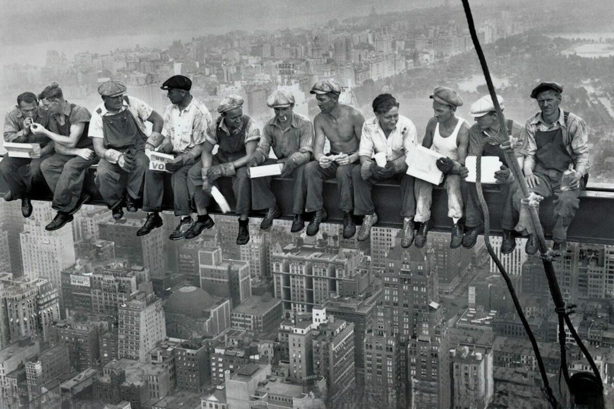 En kort paus för arbetarna under byggandet av en byggnad.