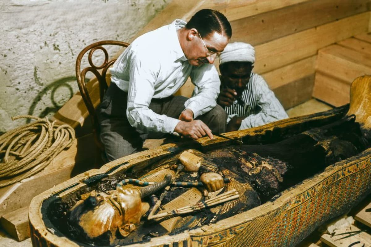 En arkeolog undersöker en sarkofag.