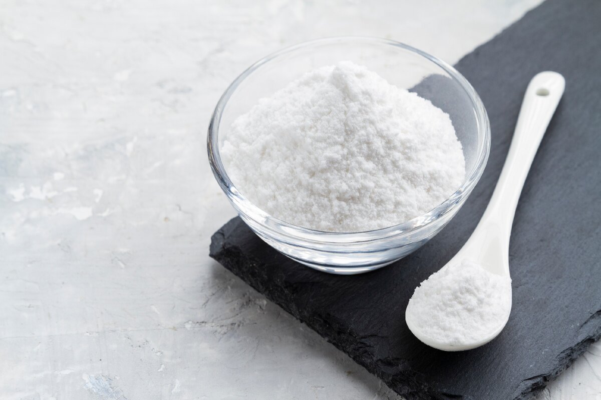 Bakpulver i en skål på bordet.