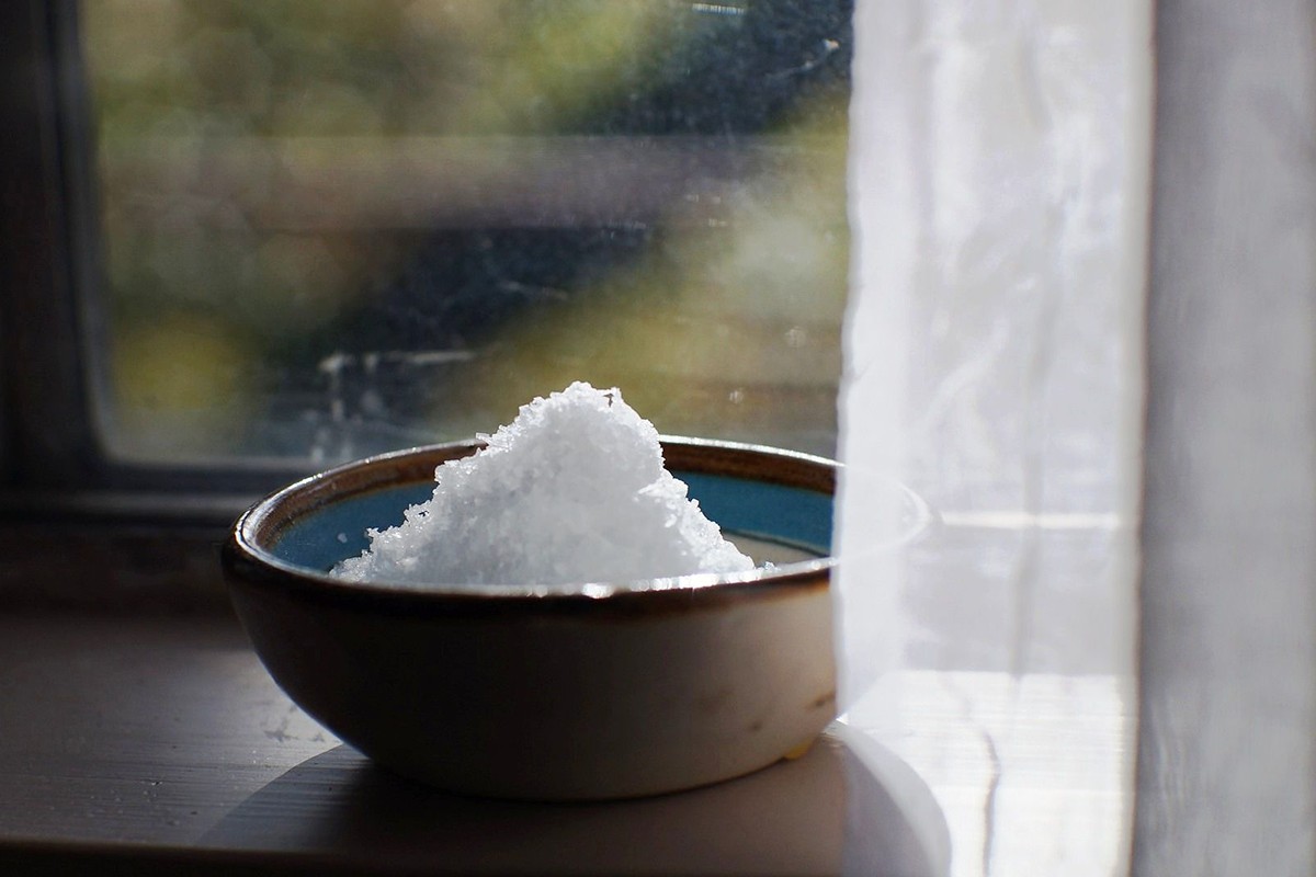 Salt vid fönstret rengör dem från kondens.