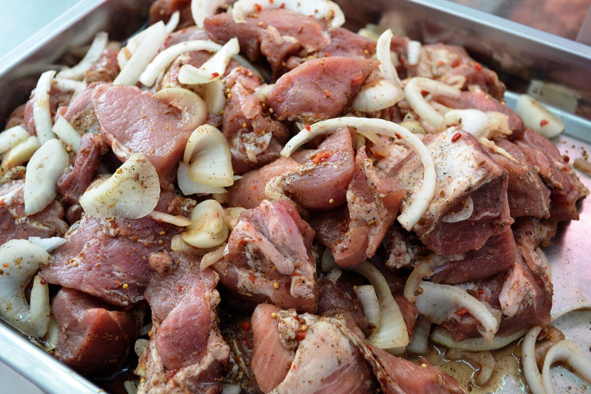 Att marinera köttet innan stekning är den bästa tillagningsmetoden.