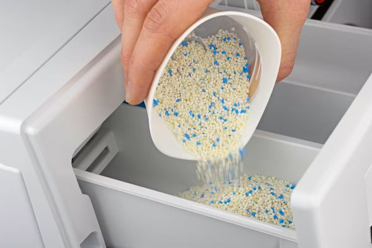 Torrt tvättmedel i tvättmaskinens tvättmedelsfack.