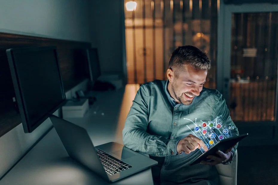 Mannen arbetar som moderator och censurerar oönskat innehåll.