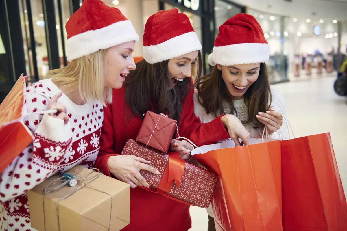 Kvinnorna köpte julklappar.
