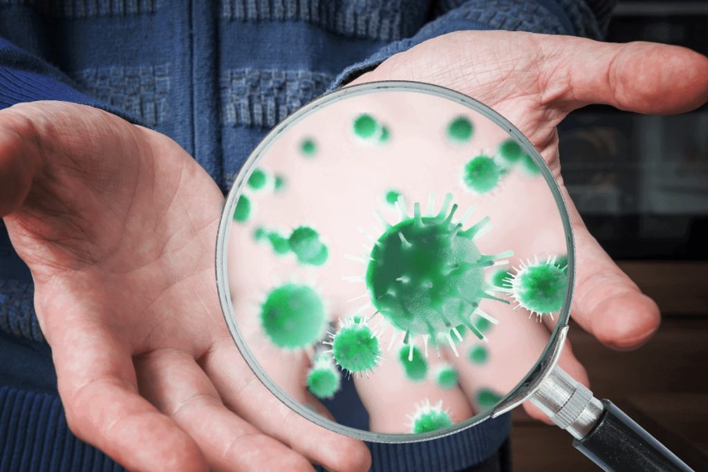 Bakterier på händerna. Tvätta därför händerna med tvål.