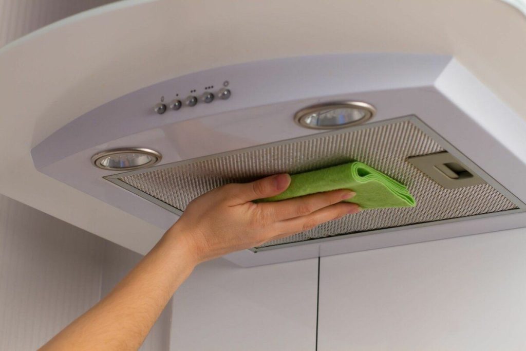 Rengöring av den andliga fläkten med en trasa.