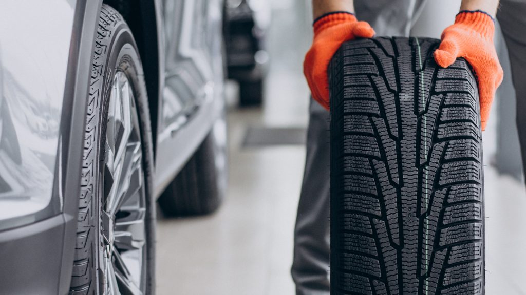 Vilka däck som ska monteras på en bil beror på vissa faktorer.