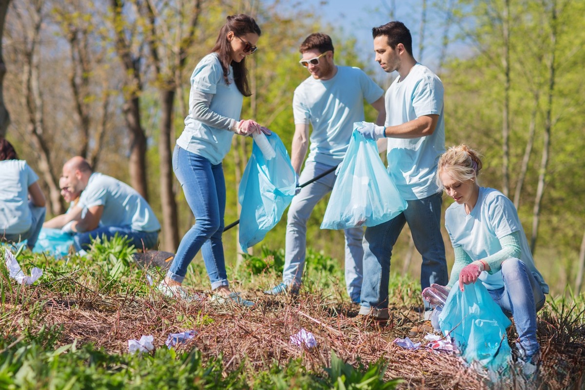 Folk samlar skräp tillsammans.