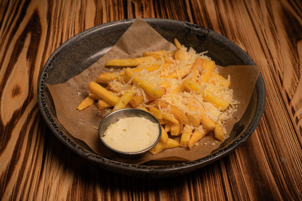 Pommes frites kryddade med kryddor.