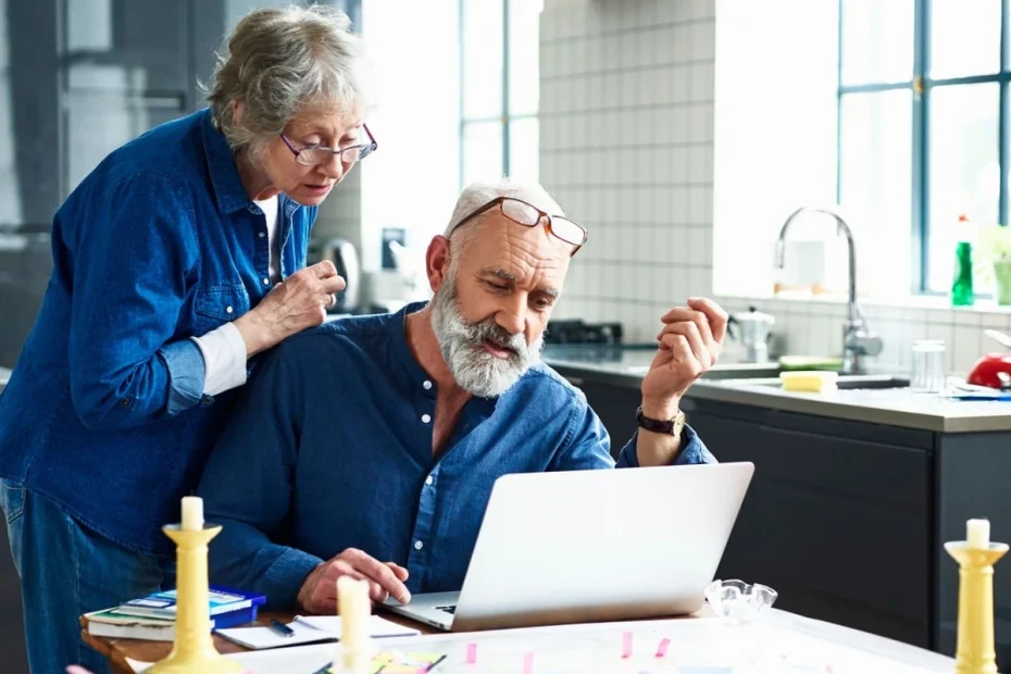 Äldre människor får information om höjningen av pensionsåldern.