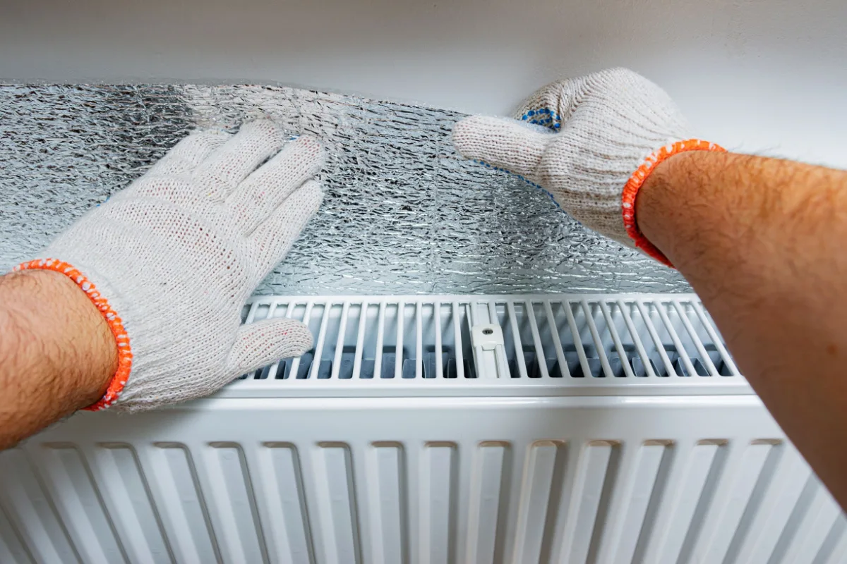 Aluminiumfolie fungerar bra bakom radiatorn, men det finns ett annat sätt.