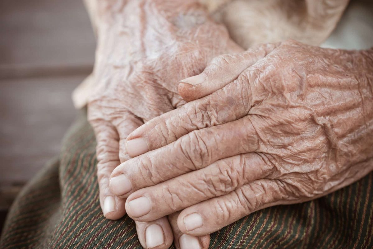 En äldre persons hud blir med tiden svag och tunn.