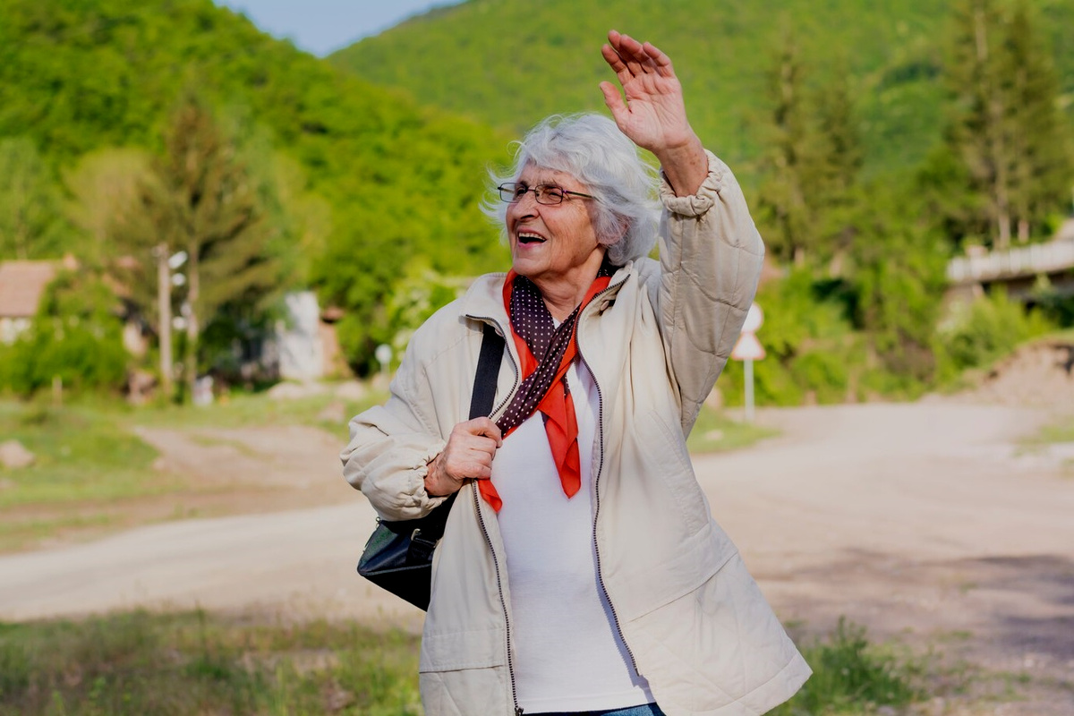 En äldre kvinna är på resa.