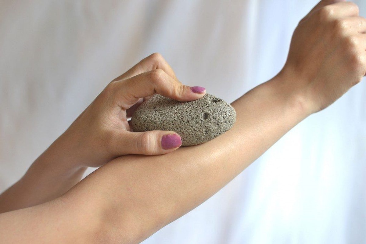 Du kan använda pimpsten för hudvård.