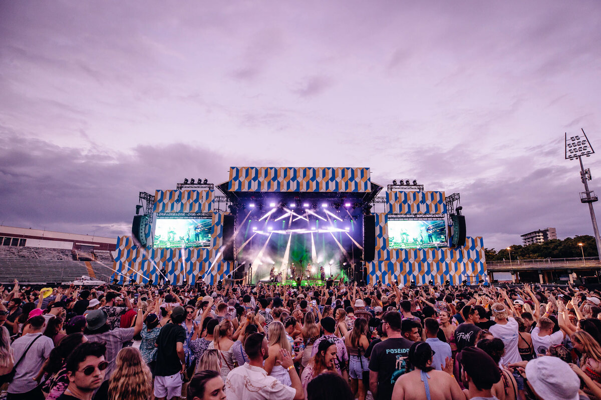 Mannen deltog i en musikfestival.