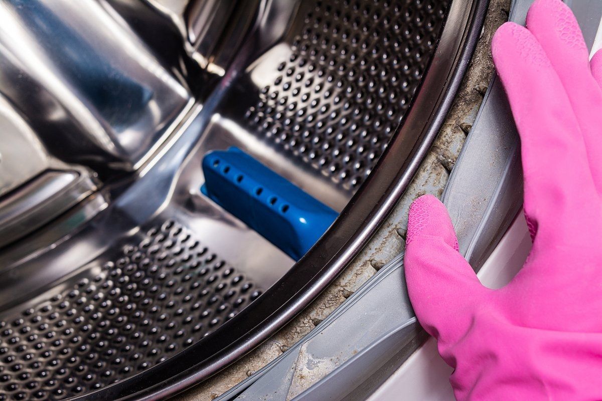 Tvättmaskinens tätning måste också rengöras.