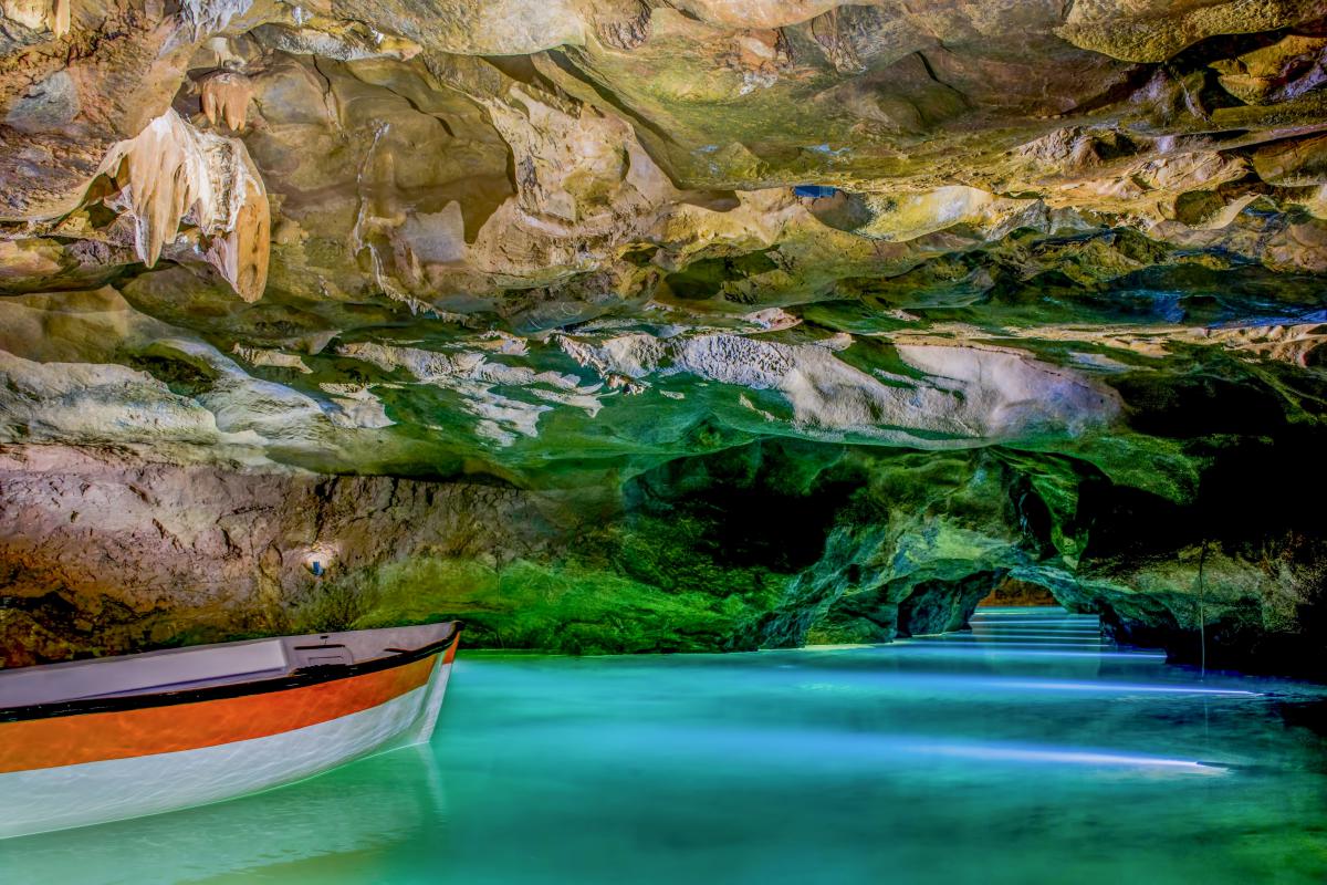 Denna vackra underjordiska flod ligger i Spanien.